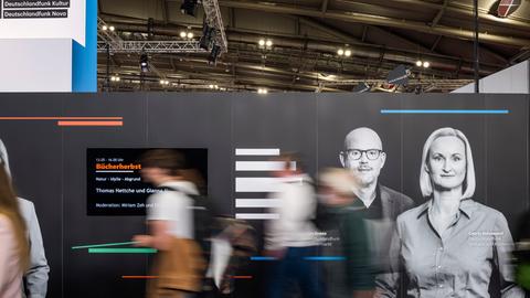 Deutschlandradio Messestand und Deutschlandfunk Deutschlandfunk Kultur Bühne  auf der Frankfurter Buchmesse 2023.