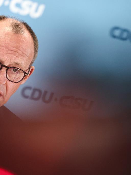 Friedrich Merz, Unions-Kanzlerkandidat, CDU-Bundesvorsitzender und Fraktionsvorsitzender der CDU/CSU-Fraktion im Bundestag, bei seinem Statement zu dem tödlichen Angriff in einem Park in Aschaffenburg.