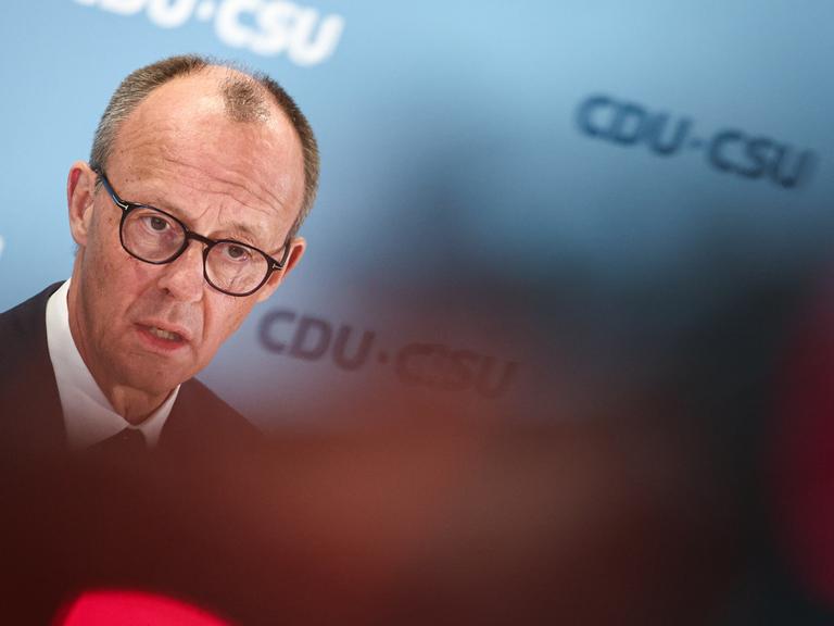 Friedrich Merz, Unions-Kanzlerkandidat, CDU-Bundesvorsitzender und Fraktionsvorsitzender der CDU/CSU-Fraktion im Bundestag, bei seinem Statement zu dem tödlichen Angriff in einem Park in Aschaffenburg.