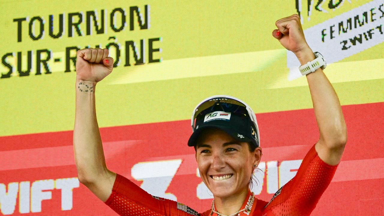 Die Radrennfahrerin Kim Le Court-Pienaar aus Mauritius steht auf dem Podium und feiert ihren Sieg bei der 6. Etappe der Tour de France der Frauen mit erhobenen Armen.