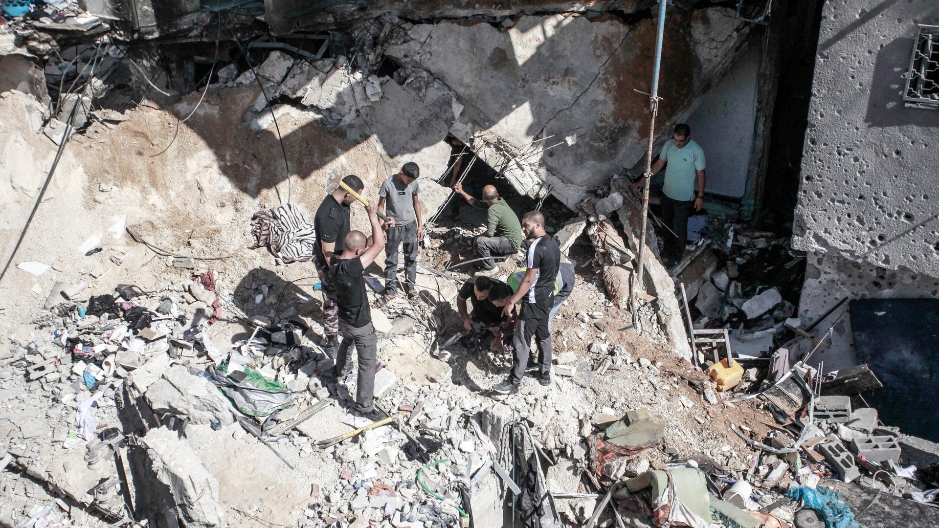 Palästinenser inspizieren die Folgen der Zerstörung eines Gebäudes. 