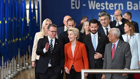 EU-Kommissionspräsidentin von der Leyen und Ratschef Costa mit Politikern vom Westbalkan bei einem Gipfel in Brüssel.