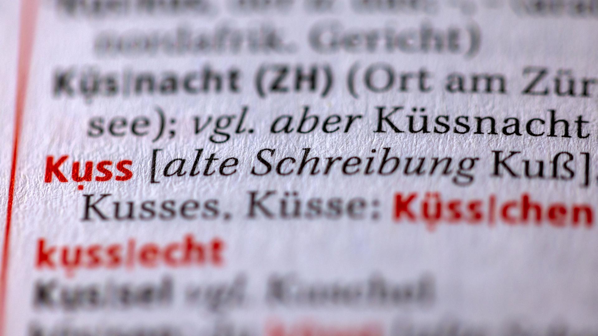 Das Wort Kuss" und die "alte Schreibung Kuß" liest man auf einer Seite des Duden mit den Regeln der deutschen Rechtschreibung. 1998 trat die deutsche Rechtschreibreform in Kraft.