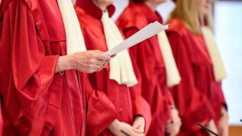 Der Zweite Senat beim Bundesverfassungsgericht verkündet das Urteil zur Frage, ob Strafgefangene für ihre Arbeit in Haft ausreichend bezahlt werden