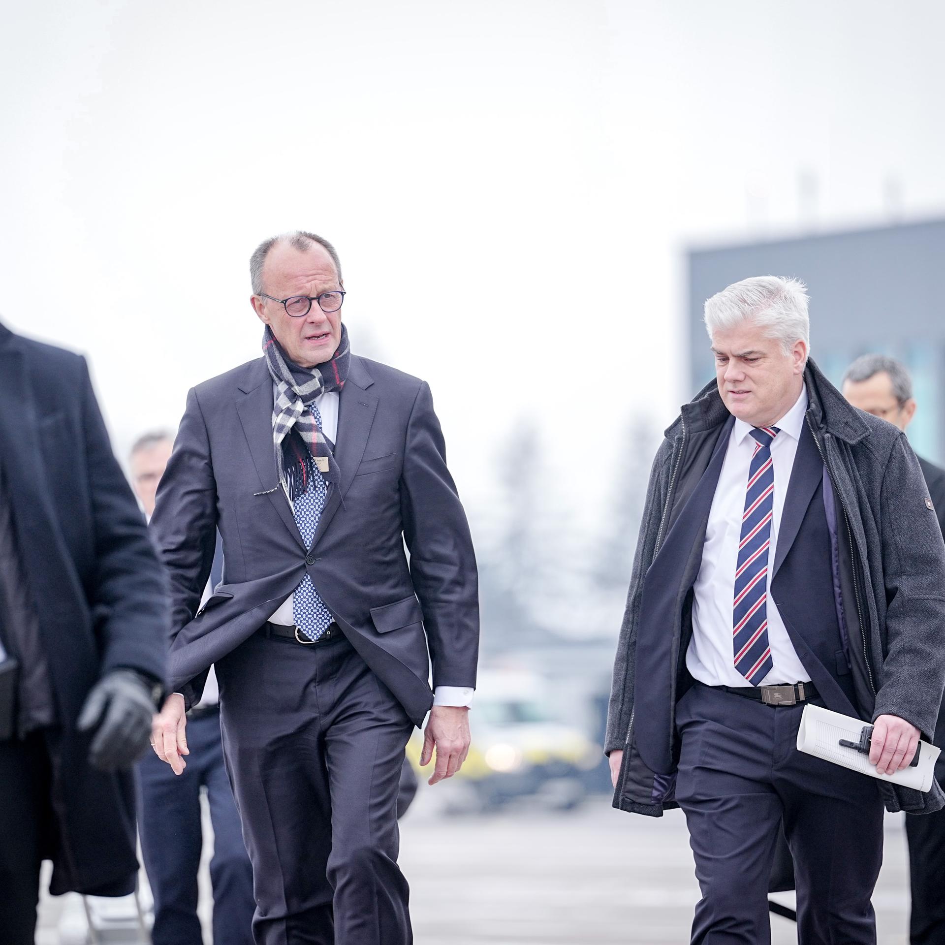 Schönefeld: Bundeskanzler Friedrich Merz (CDU) geht zum Airbus A350 der Luftwaffe auf dem militärischen Teil der Flughafens BER Berlin-Brandenburg für den Flug nach Saudi-Arabien.