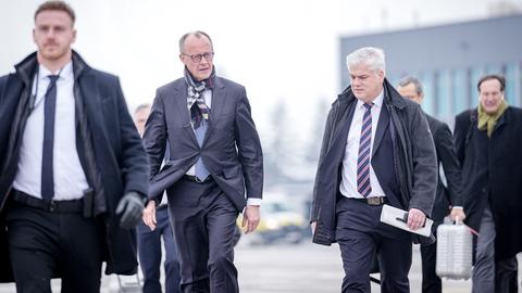 Schönefeld: Bundeskanzler Friedrich Merz (CDU) geht zum Airbus A350 der Luftwaffe auf dem militärischen Teil der Flughafens BER Berlin-Brandenburg für den Flug nach Saudi-Arabien.