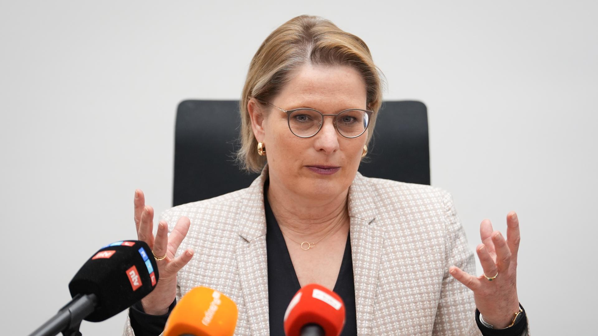 Stefanie Hubig (SPD), Bundesministerin der Justiz und für Verbraucherschutz, spricht während der Vorstellung eines kindgerechten Vernehmungszimmers am Potsdamer Amtsgericht. 