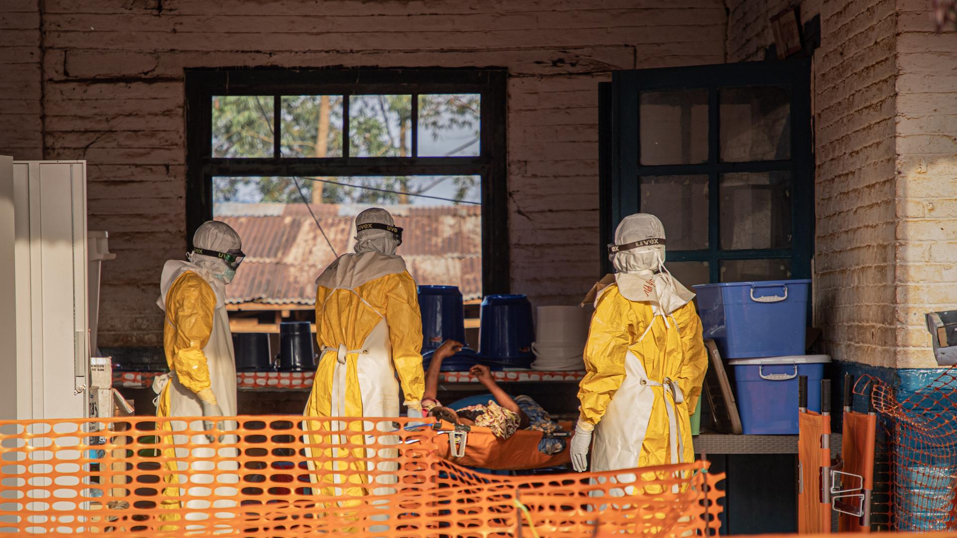 Medizinisches Personal begleitet einen Ebola-Patienten zu einem Ebola-Behandlungszentrum in Mongbwalu, Provinz Ituri, Demokratische Republik Kongo, auf einer Trage.