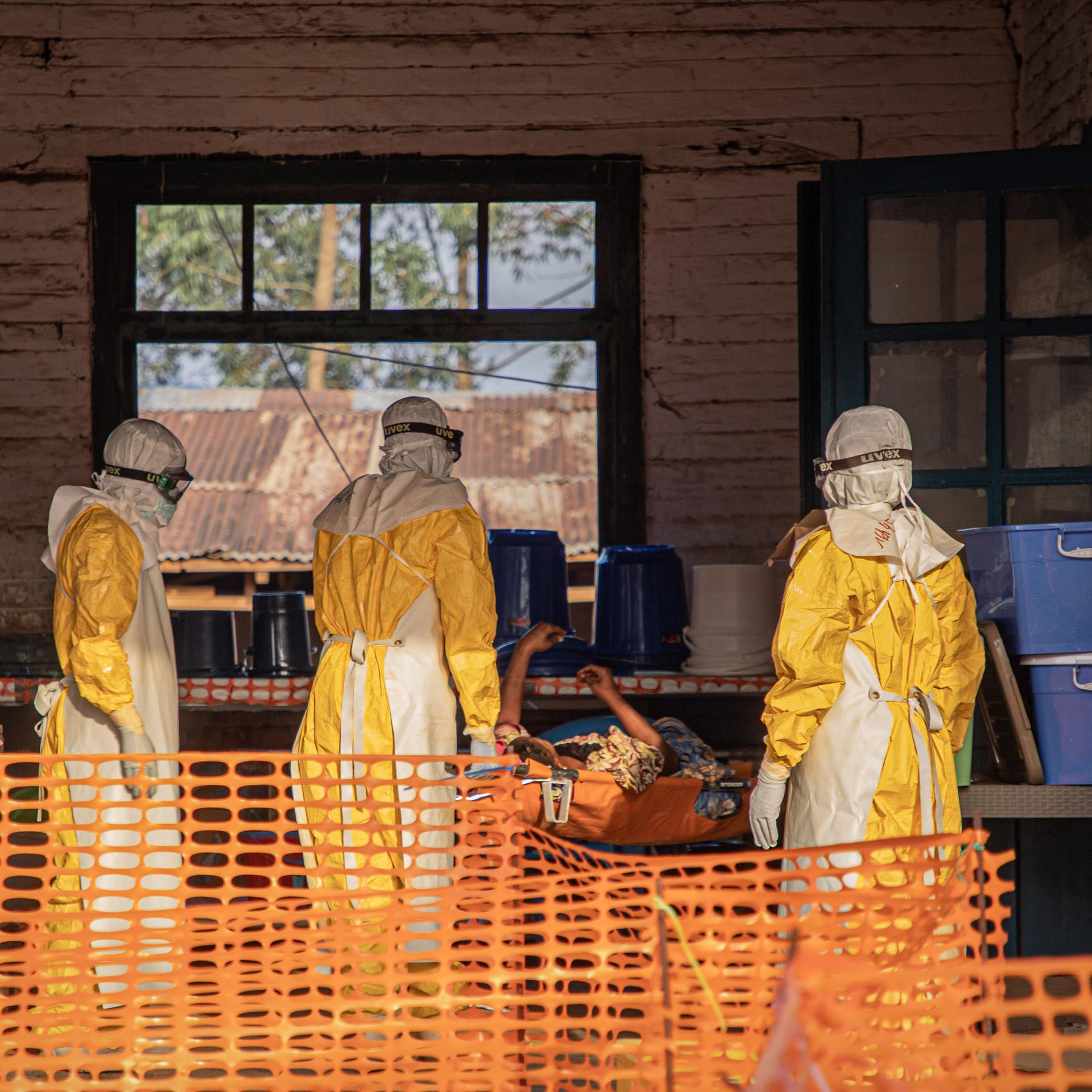 Medizinisches Personal begleitet einen Ebola-Patienten zu einem Ebola-Behandlungszentrum in Mongbwalu, Provinz Ituri, Demokratische Republik Kongo, auf einer Trage.