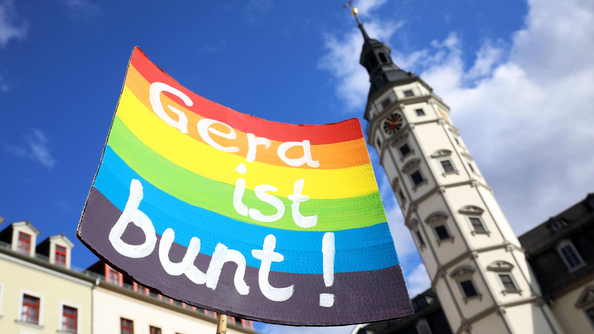 Plakat mit dem Spruch "Gera bleibt bunt" bei einer Kundgebung gegen Rechts in Gera.