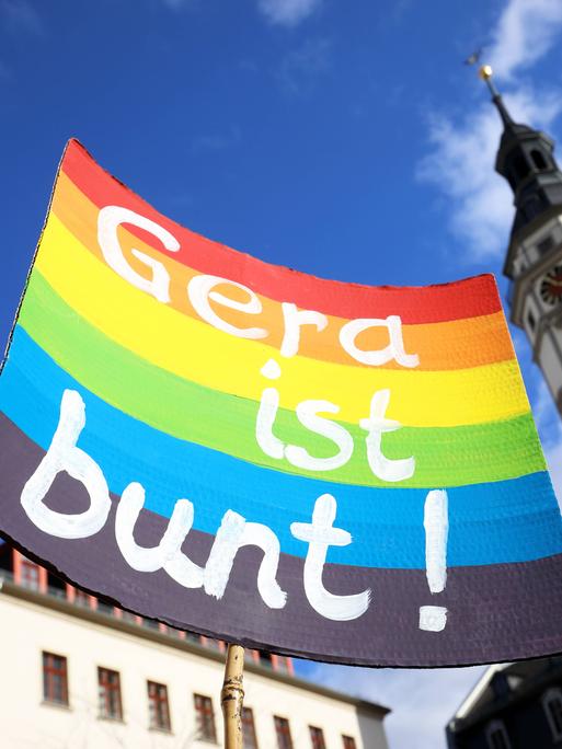 Plakat mit dem Spruch "Gera bleibt bunt" bei einer Kundgebung gegen Rechts in Gera.