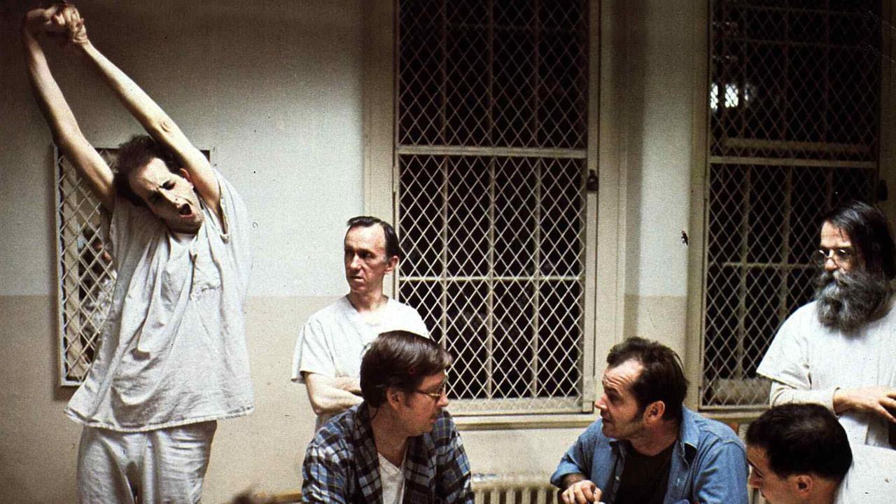 Jack Nicholson (blaues Jeanshemd) mit Darstellern anderer Insassen der Psychatrie, darunter Danny DeVito, im Film "Einer flog über das Kuckuksnest"