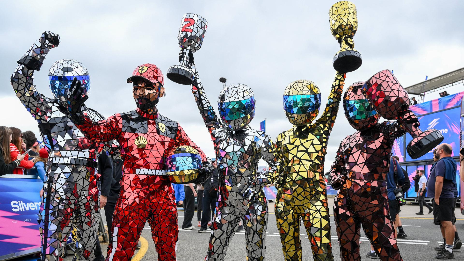 F1-Grand-Prix von Großbritannien: Menschen im Spiegel während des Formel-1-Pirelli-Grand-Prix von Großbritannien 2026 auf dem Silverstone Circuit in Towcester am 5. Juli 2026. F1-Grand-Prix von Großbritannien: Menschen im Spiegel während des Formel-1-Pirelli-Grand-Prix von Großbritannien 2026 auf dem Silverstone Circuit in Towcester am 5. Juli 2026.