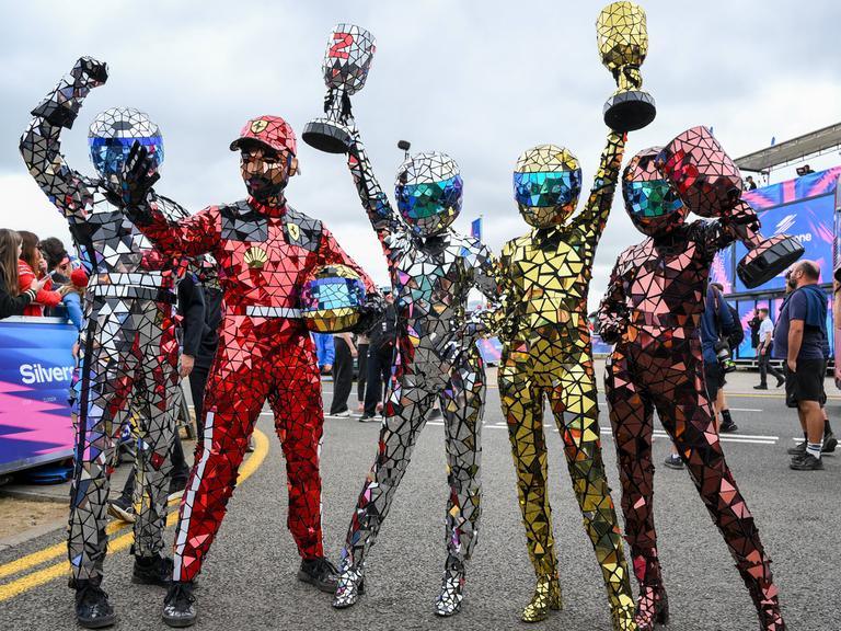 F1-Grand-Prix von Großbritannien: Menschen im Spiegel während des Formel-1-Pirelli-Grand-Prix von Großbritannien 2026 auf dem Silverstone Circuit in Towcester am 5. Juli 2026. F1-Grand-Prix von Großbritannien: Menschen im Spiegel während des Formel-1-Pirelli-Grand-Prix von Großbritannien 2026 auf dem Silverstone Circuit in Towcester am 5. Juli 2026.