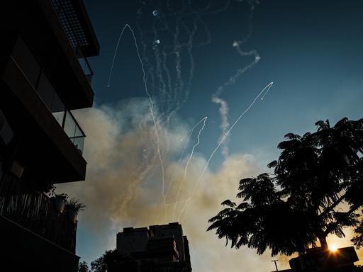 Hamas-Raketen werden von Abwehrraketen des sogenannten "Iron Dome" über Aschkelon am 10. Oktober 2023 abgefangen. 