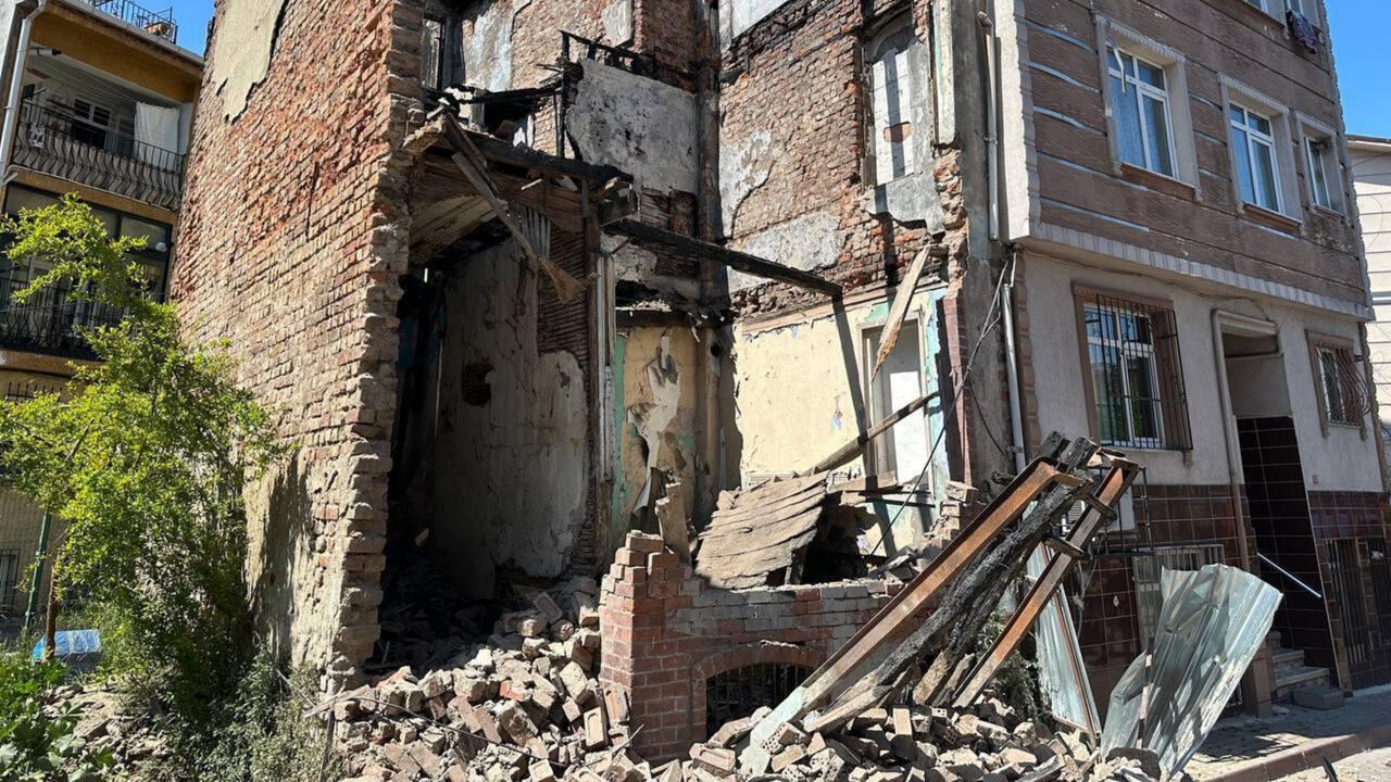 Ein altes Haus ist nach einem Erdbeben in Istanbul eingestürzt