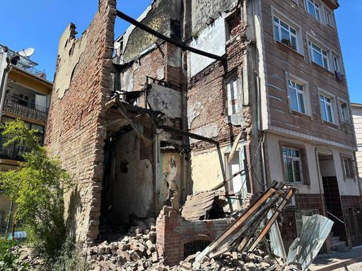 Ein altes Haus ist nach einem Erdbeben in Istanbul eingestürzt
