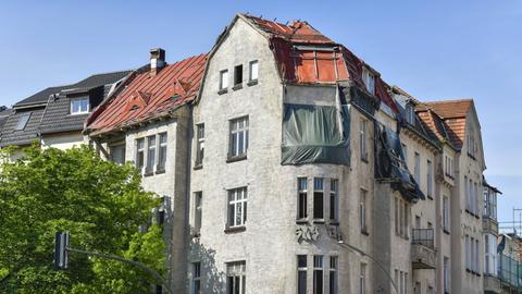 Ein Haus mit abgedecktem oberen Stockwerk am Hindenburgdamm in Berlin