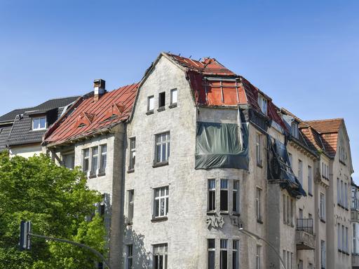 Ein Haus mit abgedecktem oberen Stockwerk am Hindenburgdamm in Berlin