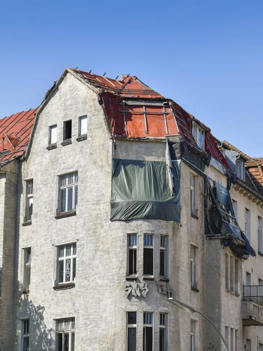 Ein Haus mit abgedecktem oberen Stockwerk am Hindenburgdamm in Berlin