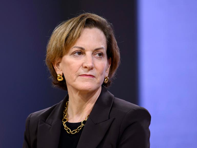 Friedenspreisträgerin Anne Applebaum auf der Frankfurter Buchmesse 2024.