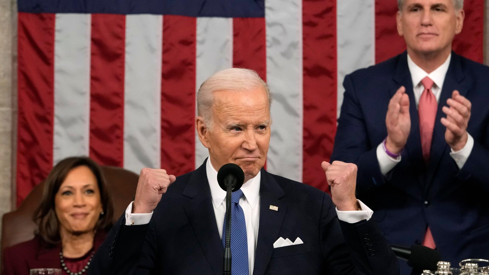 Washington: Joe Biden, Präsident der USA, hält die Rede zur Lage der Nation vor einer Sitzung des Kongresses im US-Kapitol während Vizepräsidentin Kamala Harris und Kevin McCarthy, Sprecher des Repräsentantenhauses, applaudieren.