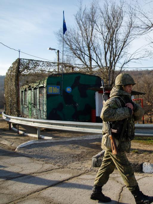 Ein Soldat der russischen Streitkräfte an einem Kontrollpunkt in Tiraspol (Transnistrien).