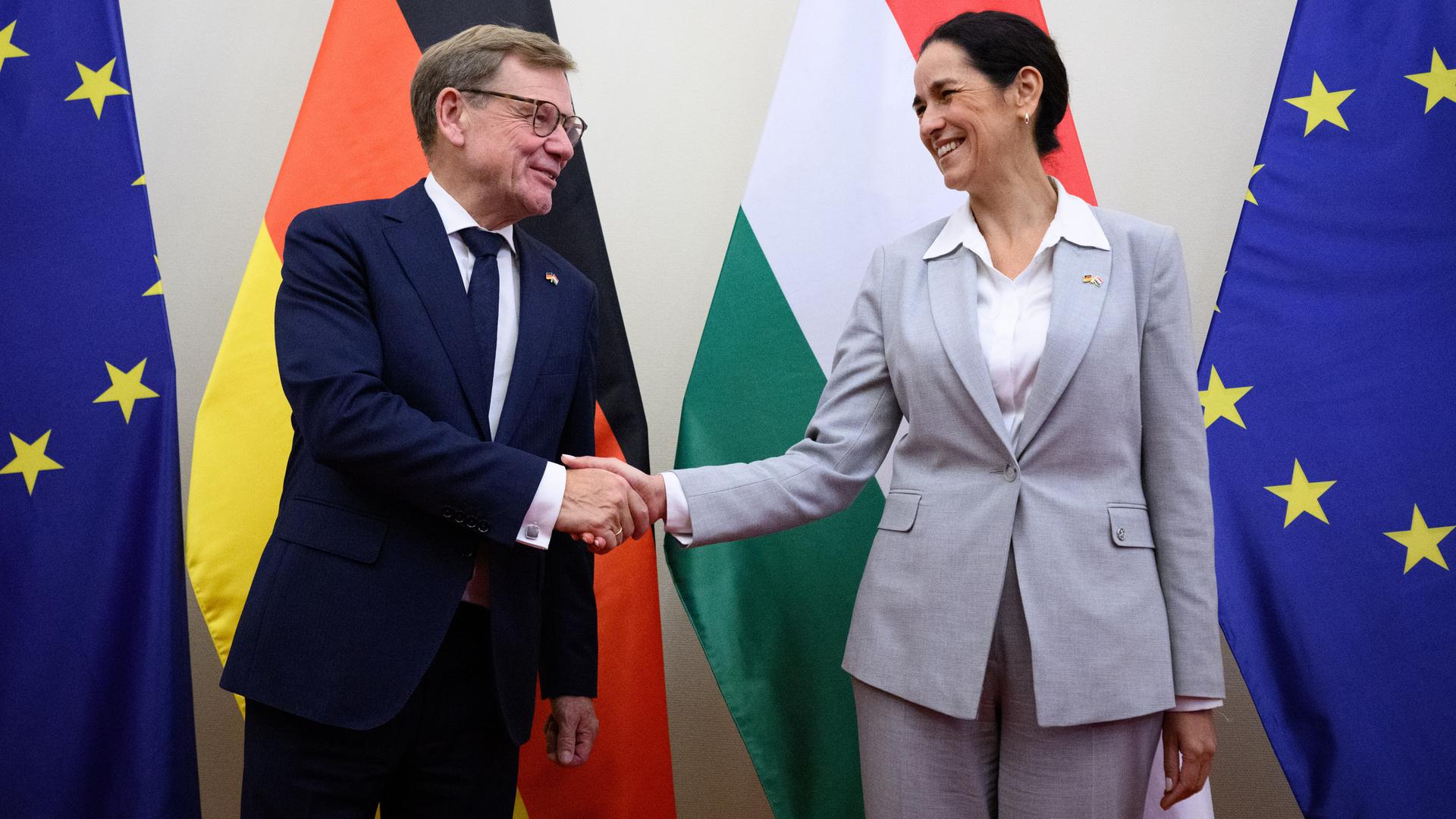 Johann Wadephul (l, CDU), Außenminister, trifft sich mit Anita Orban, Außenministerin und stellvertretende Ministerpräsidentin von Ungarn, zu einem Gespräch im Außenministerium. 