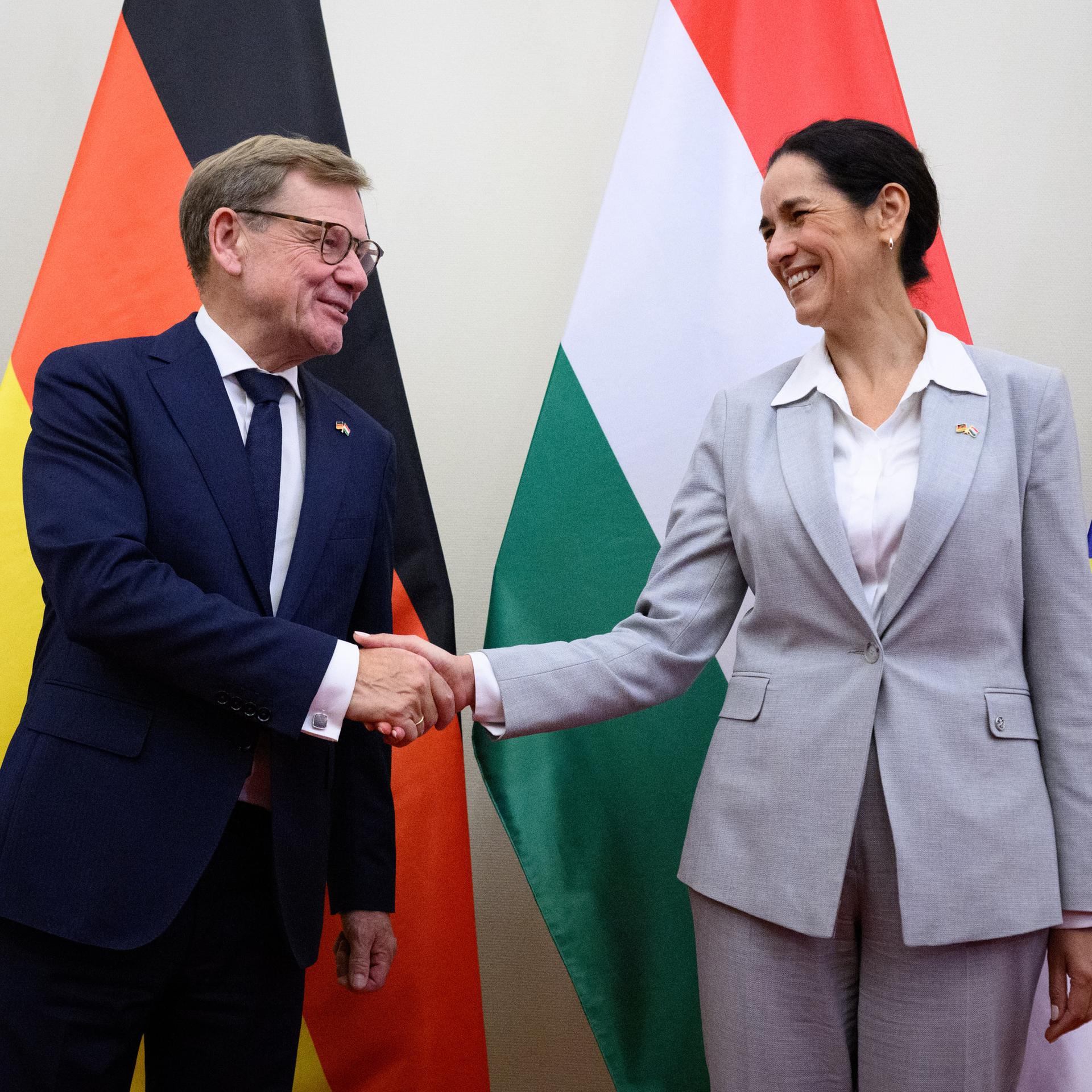 Johann Wadephul (l, CDU), Außenminister, trifft sich mit Anita Orban, Außenministerin und stellvertretende Ministerpräsidentin von Ungarn, zu einem Gespräch im Außenministerium. 