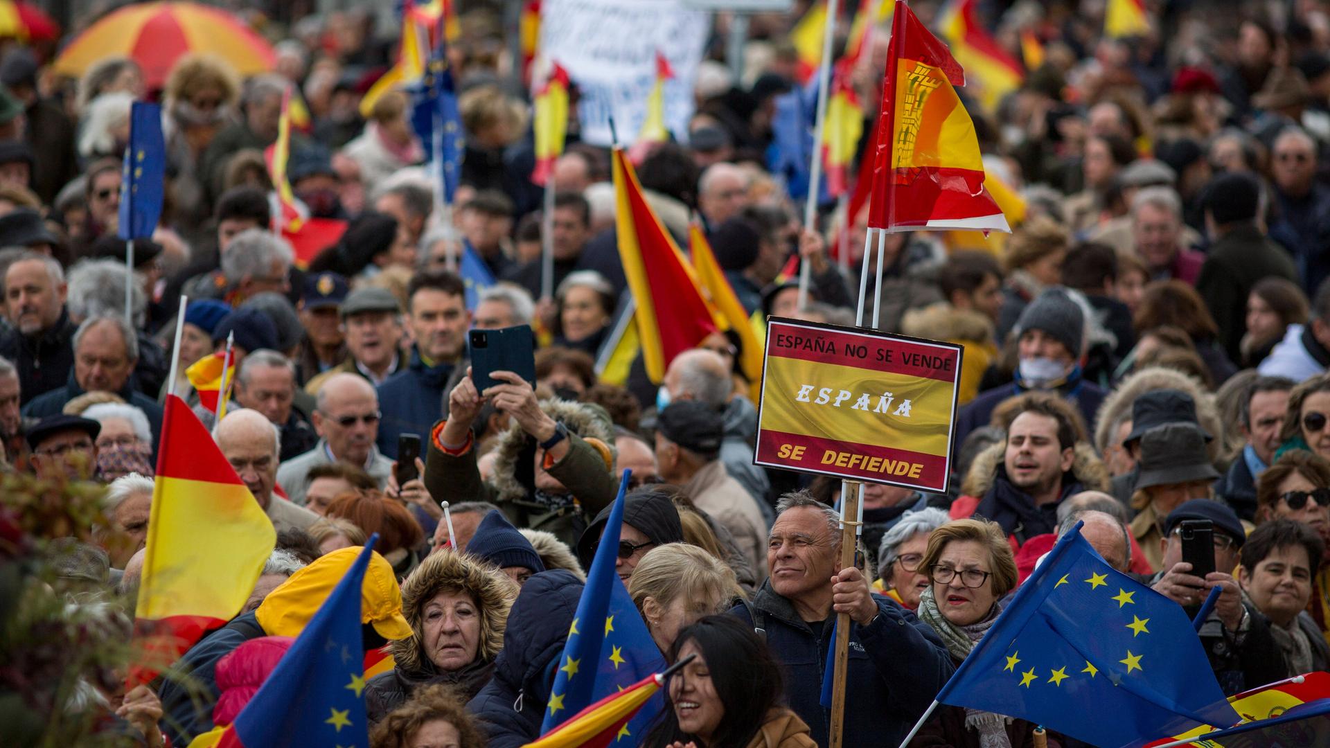 An den Protesten in Madrid beteiligten sich tausende Menschen. Viele Demonstrierende halten Spanien-Flaggen in die Höhe.