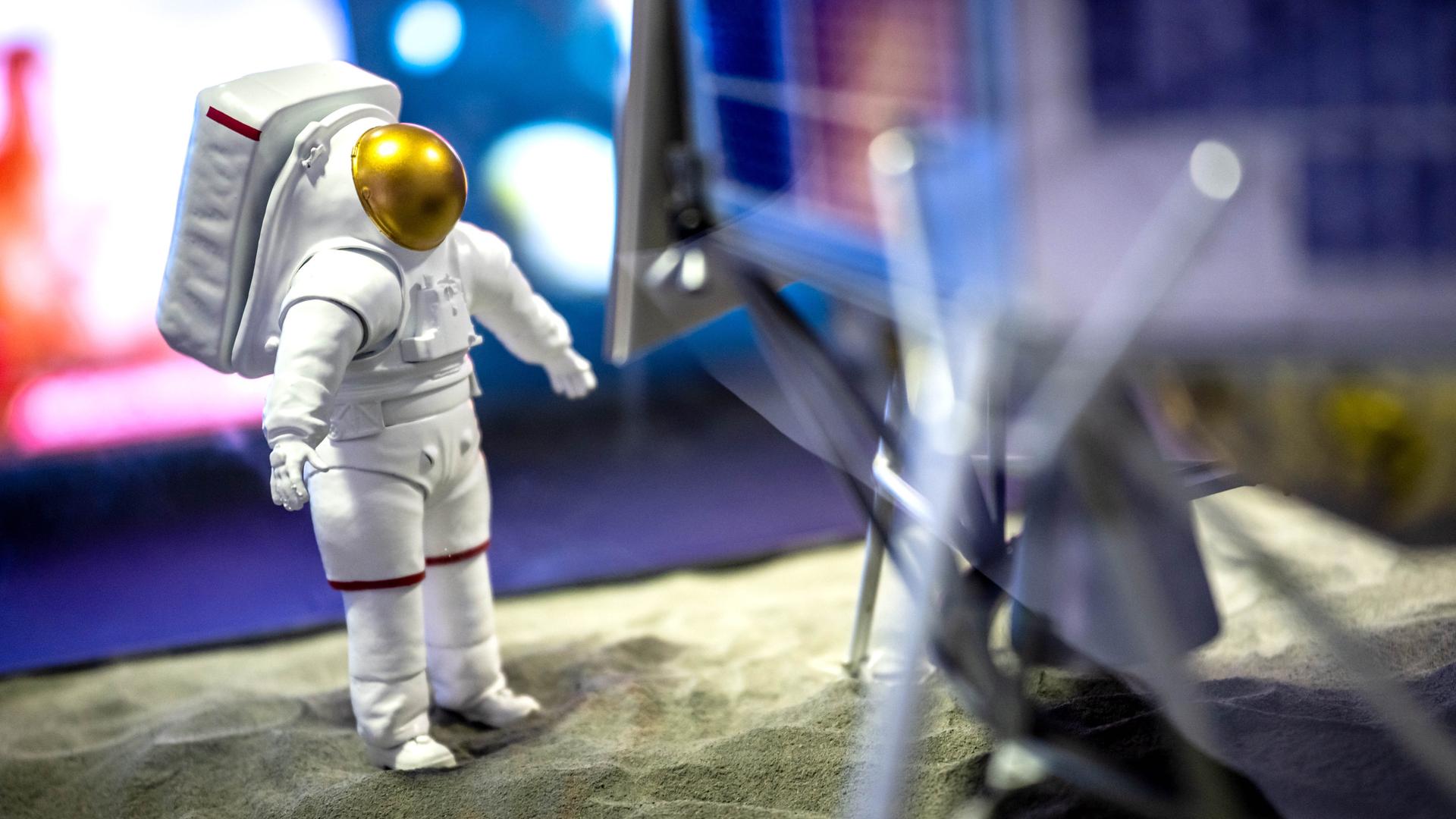 Das Model eines Astronauten in den Veranstaltungsräumen am Vorabend der ESA-Ministerratstagung vom 26. bis 27. November in Bremen 