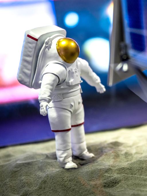 Das Model eines Astronauten in den Veranstaltungsräumen am Vorabend der ESA-Ministerratstagung vom 26. bis 27. November in Bremen 