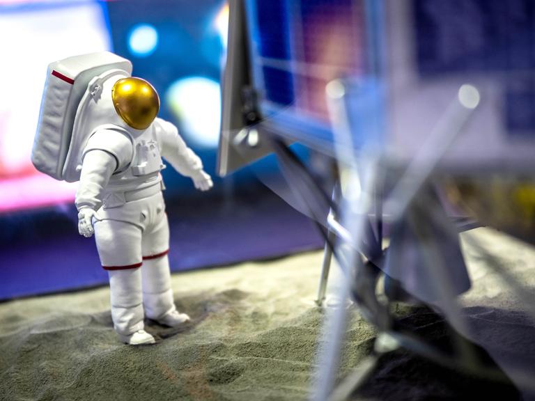 Das Model eines Astronauten in den Veranstaltungsräumen am Vorabend der ESA-Ministerratstagung vom 26. bis 27. November in Bremen 