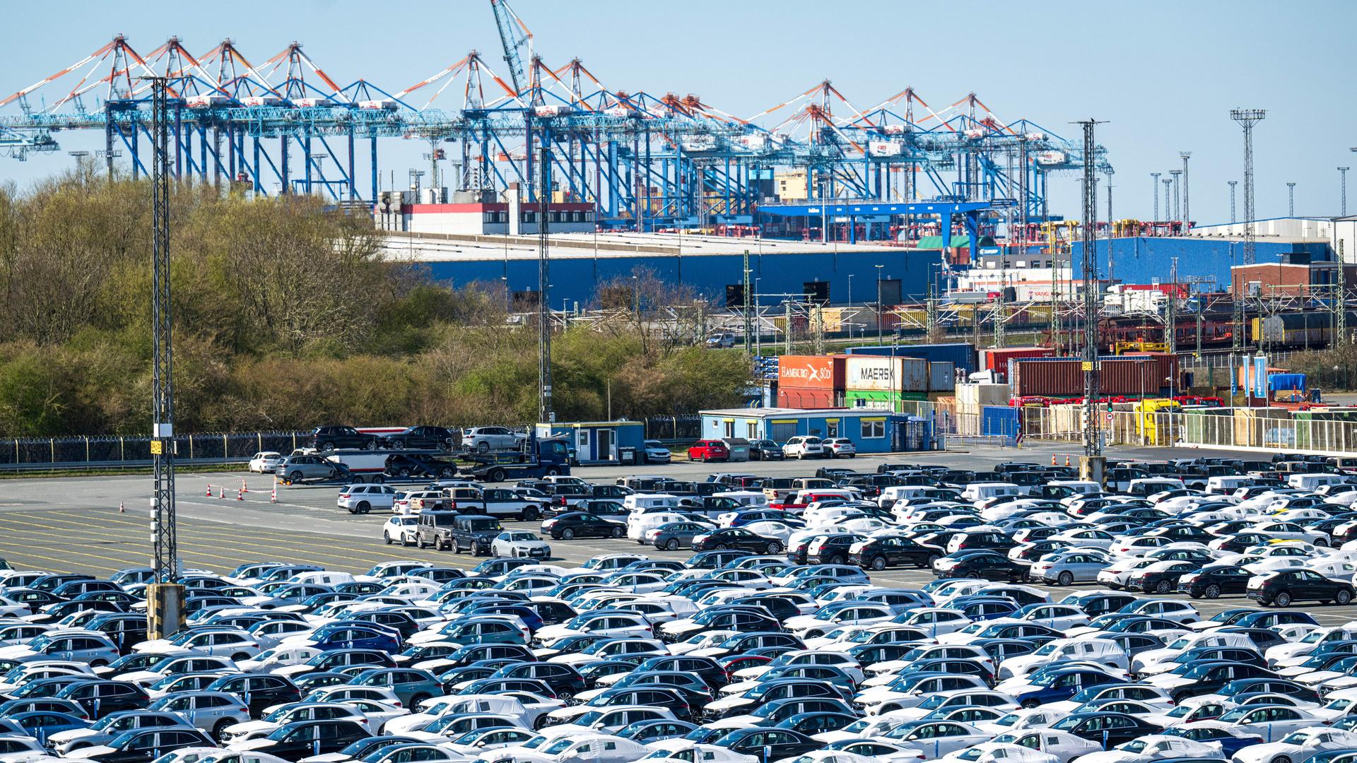 Autos stehen auf dem Gelände vom BLG Autoterminal Bremerhaven.