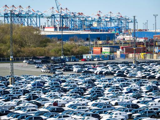 Autos stehen auf dem Gelände vom BLG Autoterminal Bremerhaven.