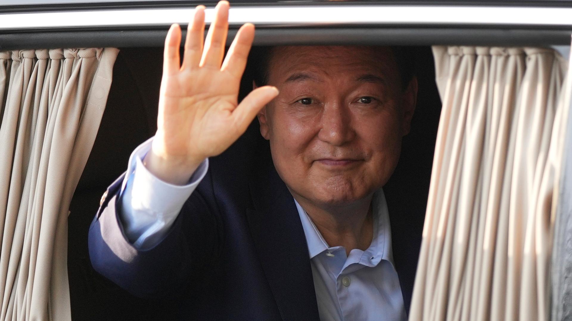 Der ehemalige südkoreanische Präsident Yoon Suk Yeol winkt bei seiner Ankunft in der Privatresidenz in Seoul, Südkorea, am Freitag, den 11. April 2025. 