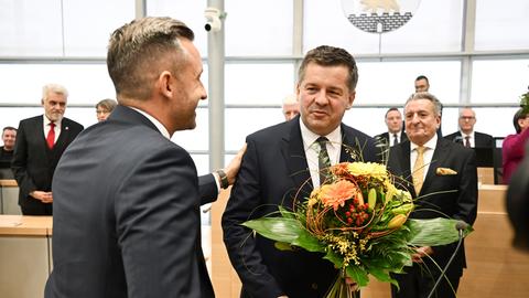 Sven Schulze (CDU) nimmt Blumen im Plenarsaal des Landtages von Sachsen-Anhalt entgegen. Ulrich Siegmund (AFD,l) gratuliert, nachdem Schulze zum neuen Ministerpräsidenten des Landes gewählt wurde. 