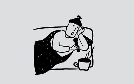 Skizze einer Person mit Mütze, die auf einem Sofa oder Bett unter einer Decke liegt, in der Hand ein Mikrofon und eine Tasse mit einem heißen Getränk neben sich