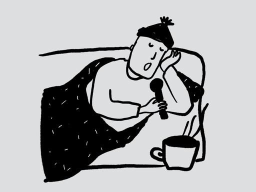 Skizze einer Person mit Mütze, die auf einem Sofa oder Bett unter einer Decke liegt, in der Hand ein Mikrofon und eine Tasse mit einem heißen Getränk neben sich