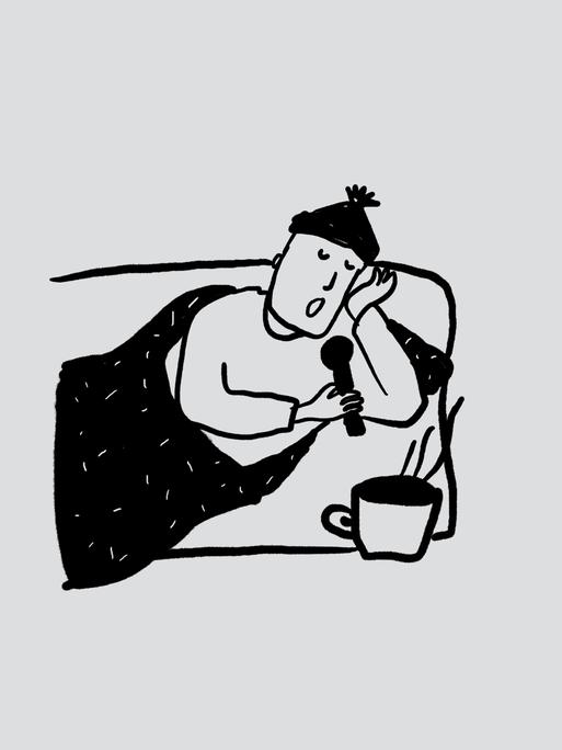 Skizze einer Person mit Mütze, die auf einem Sofa oder Bett unter einer Decke liegt, in der Hand ein Mikrofon und eine Tasse mit einem heißen Getränk neben sich