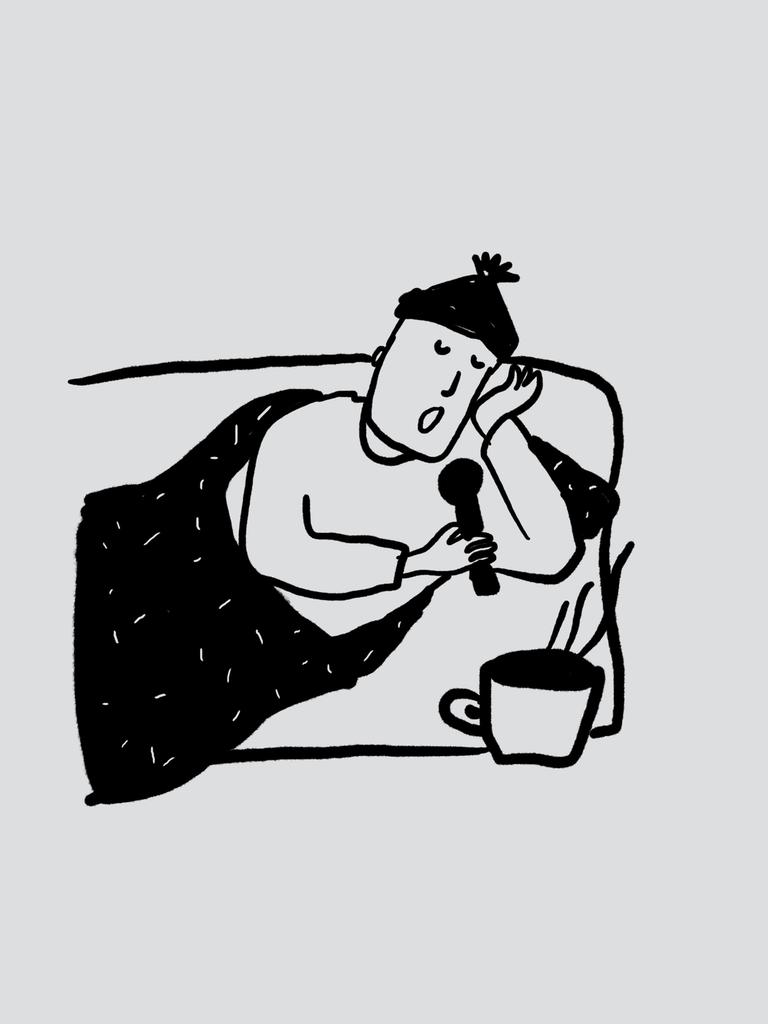 Skizze einer Person mit Mütze, die auf einem Sofa oder Bett unter einer Decke liegt, in der Hand ein Mikrofon und eine Tasse mit einem heißen Getränk neben sich