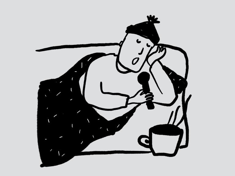 Skizze einer Person mit Mütze, die auf einem Sofa oder Bett unter einer Decke liegt, in der Hand ein Mikrofon und eine Tasse mit einem heißen Getränk neben sich