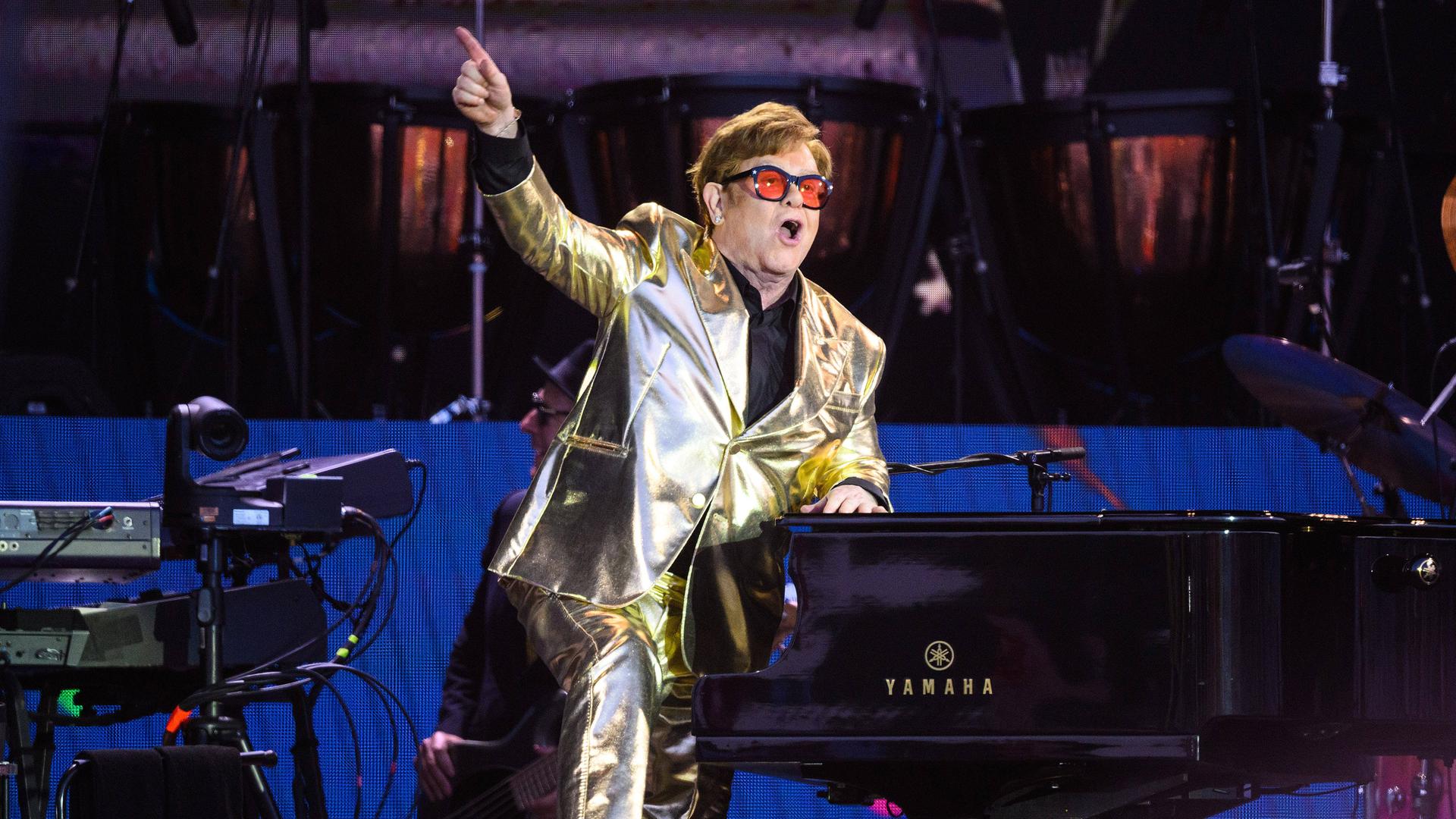 Der britische Sänger Elton John bei seinem Auftritt beim Glastonbury Festival 2023 in der Grafschaft Somerset.