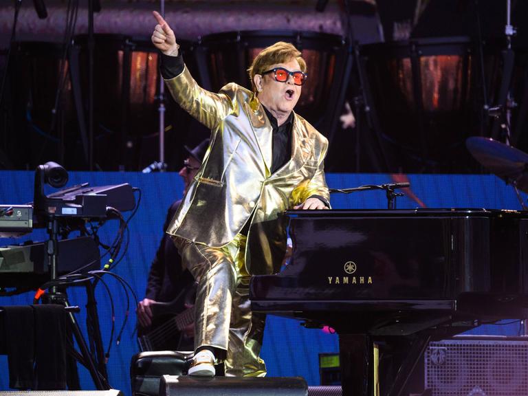 Der britische Sänger Elton John bei seinem Auftritt beim Glastonbury Festival 2023 in der Grafschaft Somerset.