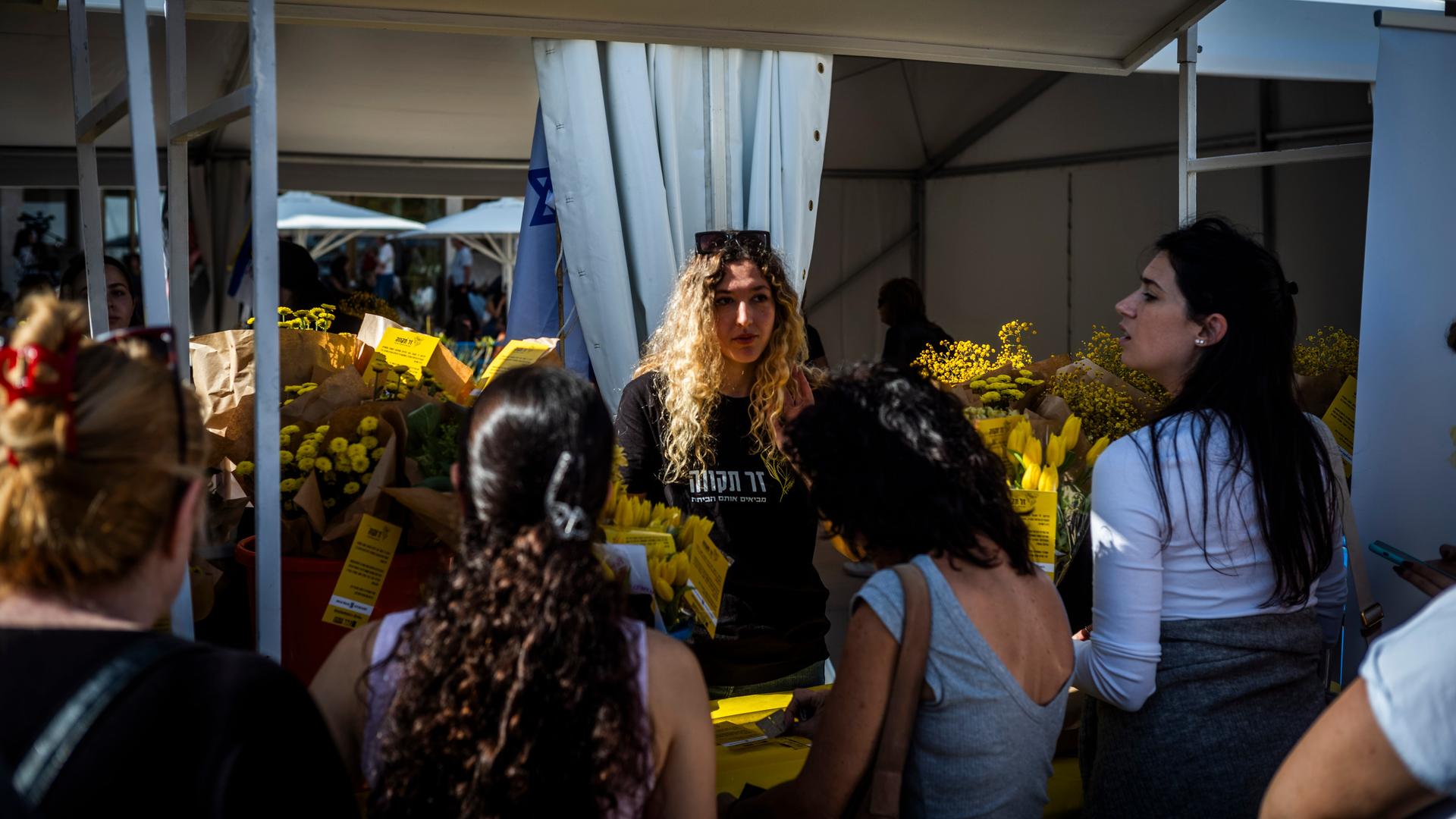 Israelis versammeln sich in Tel Aviv auf dem Museumsplatz und warten auf einen Teil der von der Hamas aus Israel verschleppten Geiseln.