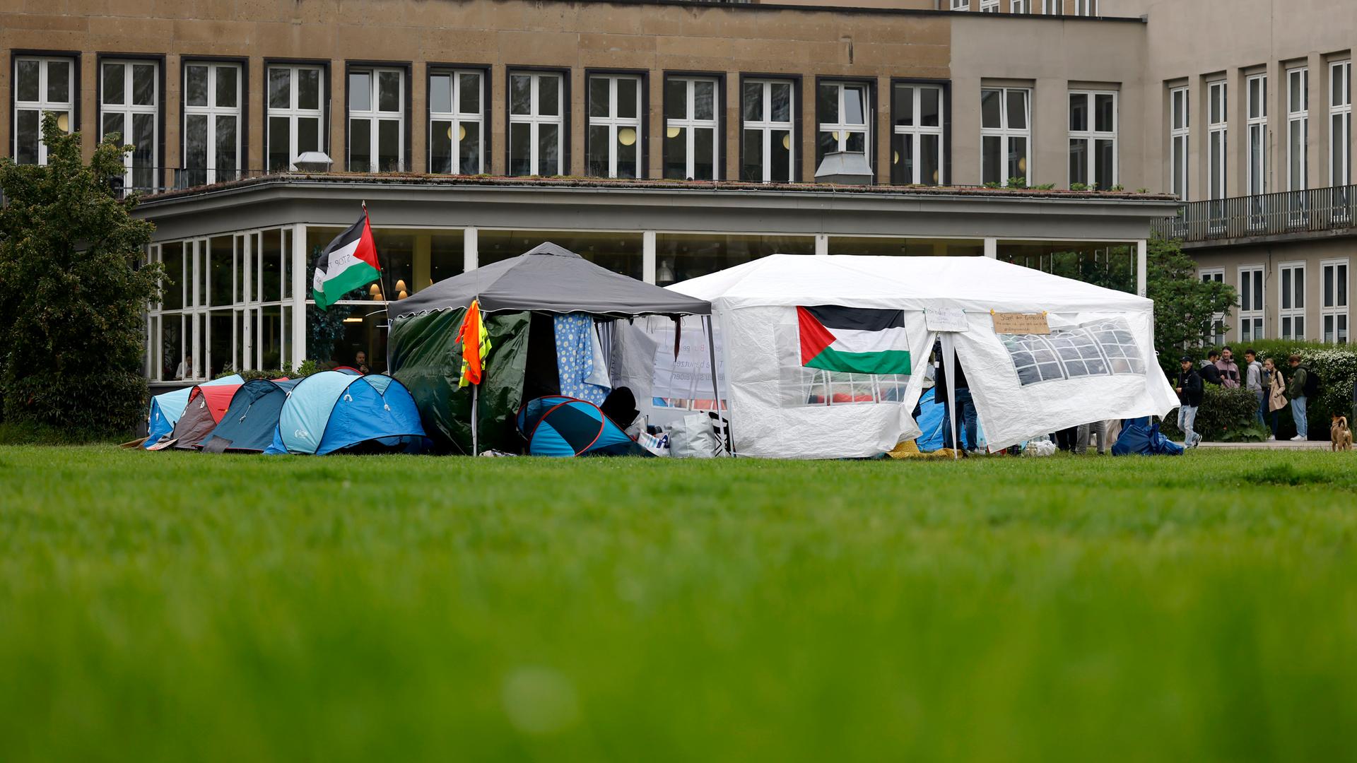 Auf den Wiesen vor der Universität Köln hat sich ein Pro-Palästina-Protestcamp gebildet. 