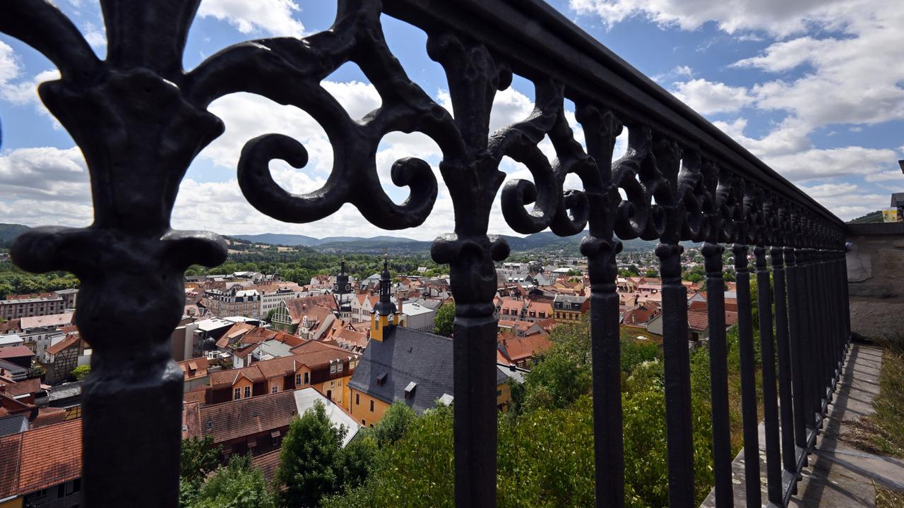 Ein Blick über Rudolstadt bei Sonne und Wolken.