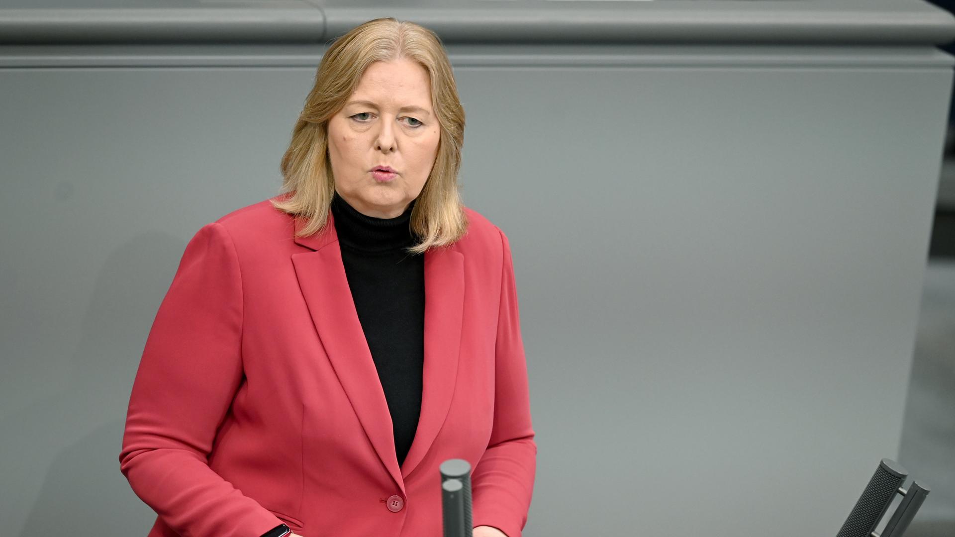 Bärbel Bas (SPD), Bundesministerin für Arbeit und Soziales, spricht in der Debatte im Bundestag. Bärbel Bas (SPD), Bundesministerin für Arbeit und Soziales, spricht in der Debatte im Bundestag.