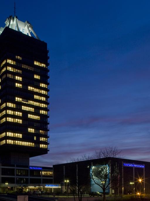 Das Funkhaus des Deutschlandfunks in Köln bei Nacht.