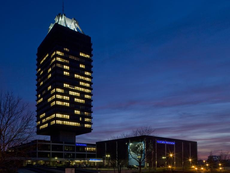 Das Funkhaus des Deutschlandfunks in Köln bei Nacht.